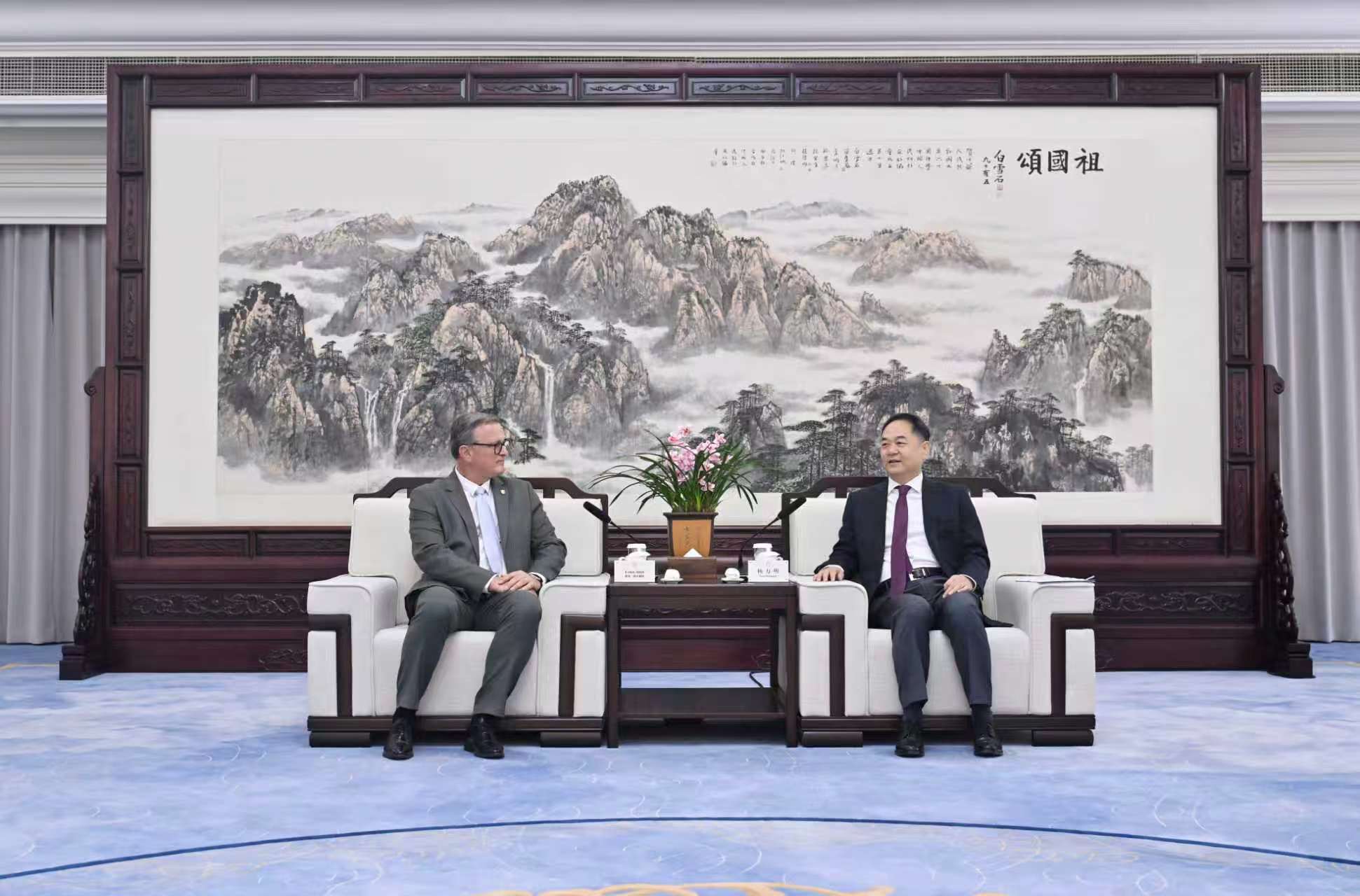 1782286685512857.jpg 0624 杨会见法国.jpg