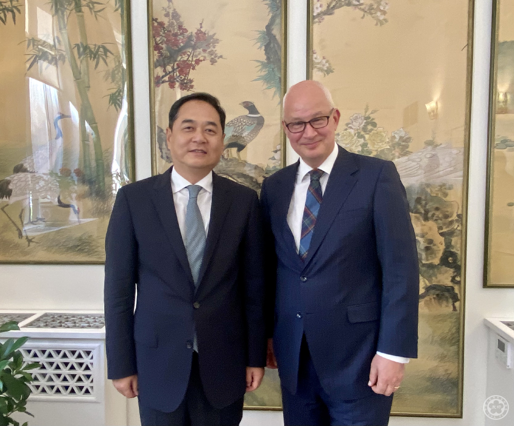 中国人民对外友好协会会长杨万明应邀赴英国驻华大使官邸做客