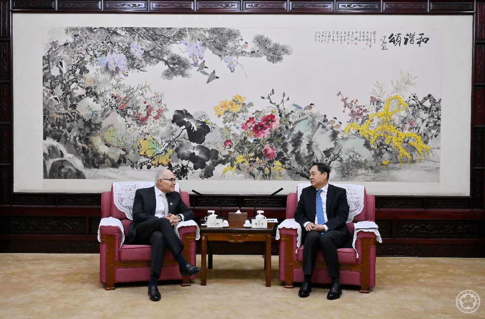 President Yang Wanming Meets with Carlos Vasquez, Newly Appointed Peruvian Ambassador to China