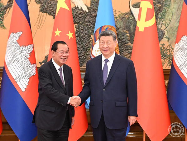 习近平会见柬埔寨人民党主席、参议院主席洪森